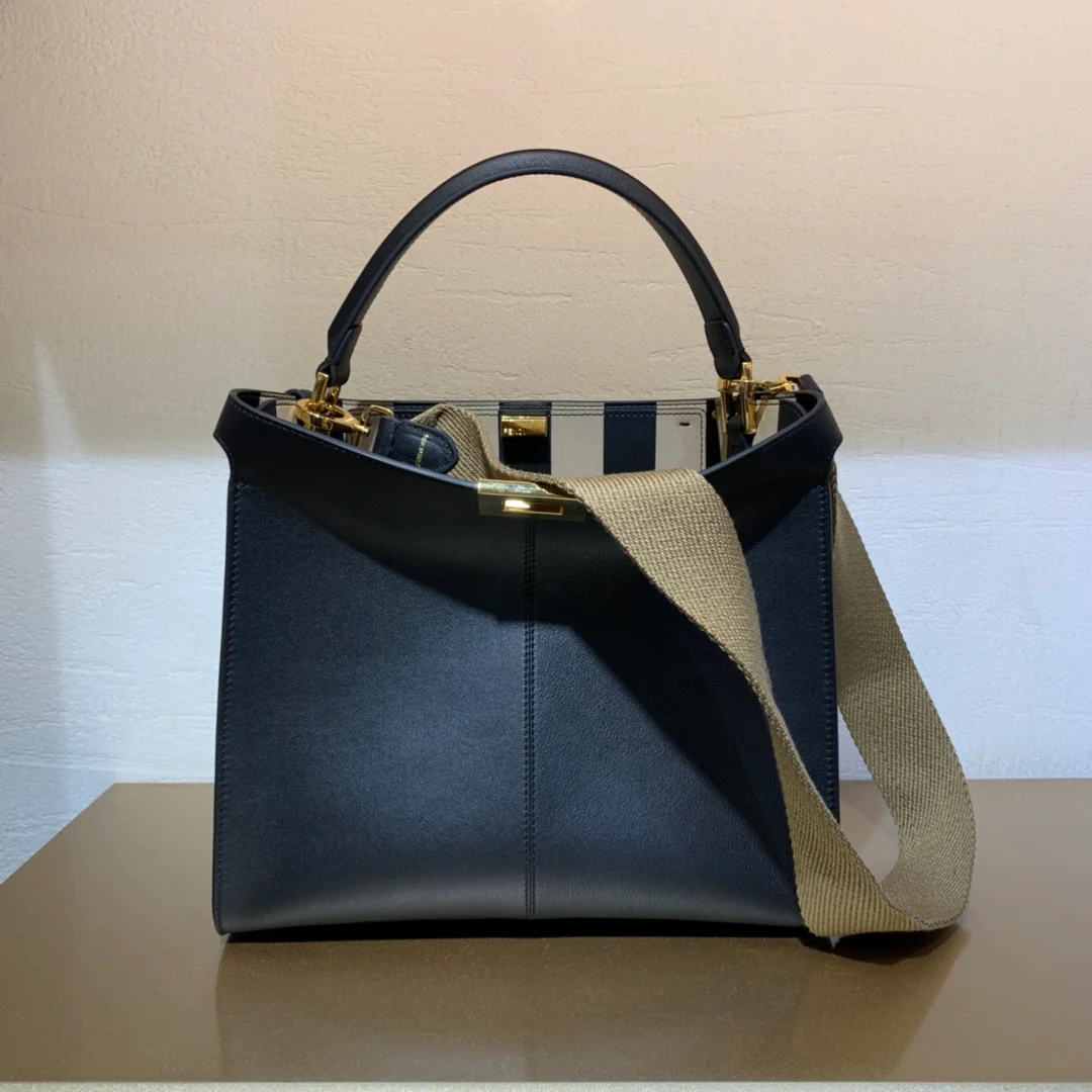 Сумка Fendi Peekaboo Lite Medium из черной кожи.