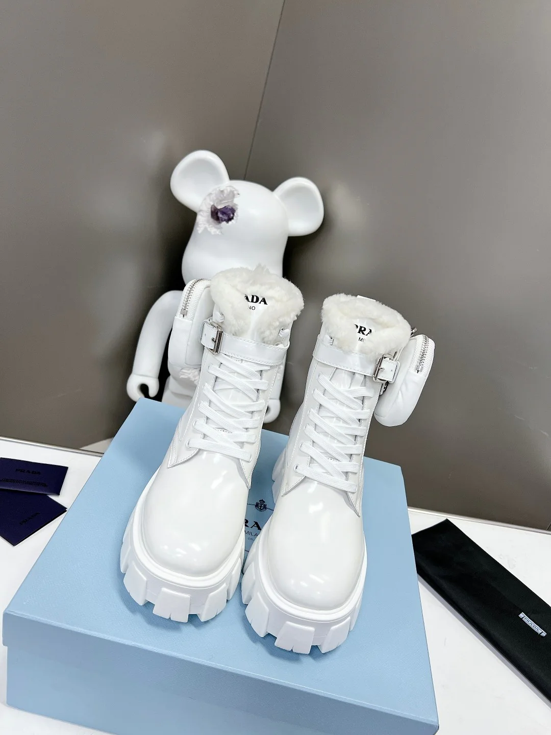 Chanel - Новинка ранней весны 2022 года - Высокие повседневные туфли с зубчатым ремешком - Белые