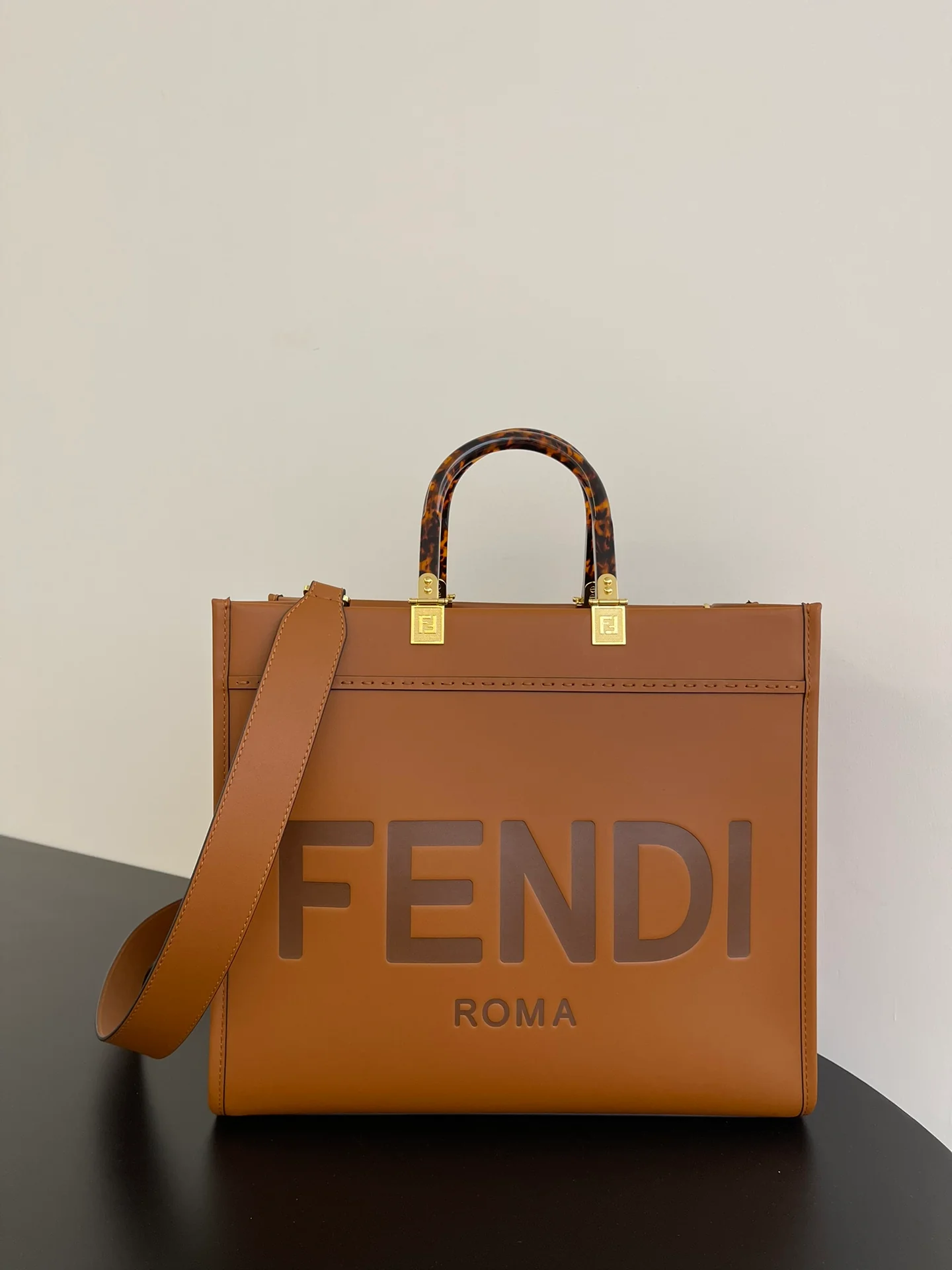 Сумка-тоут карамельного цвета с логотипом Fendi