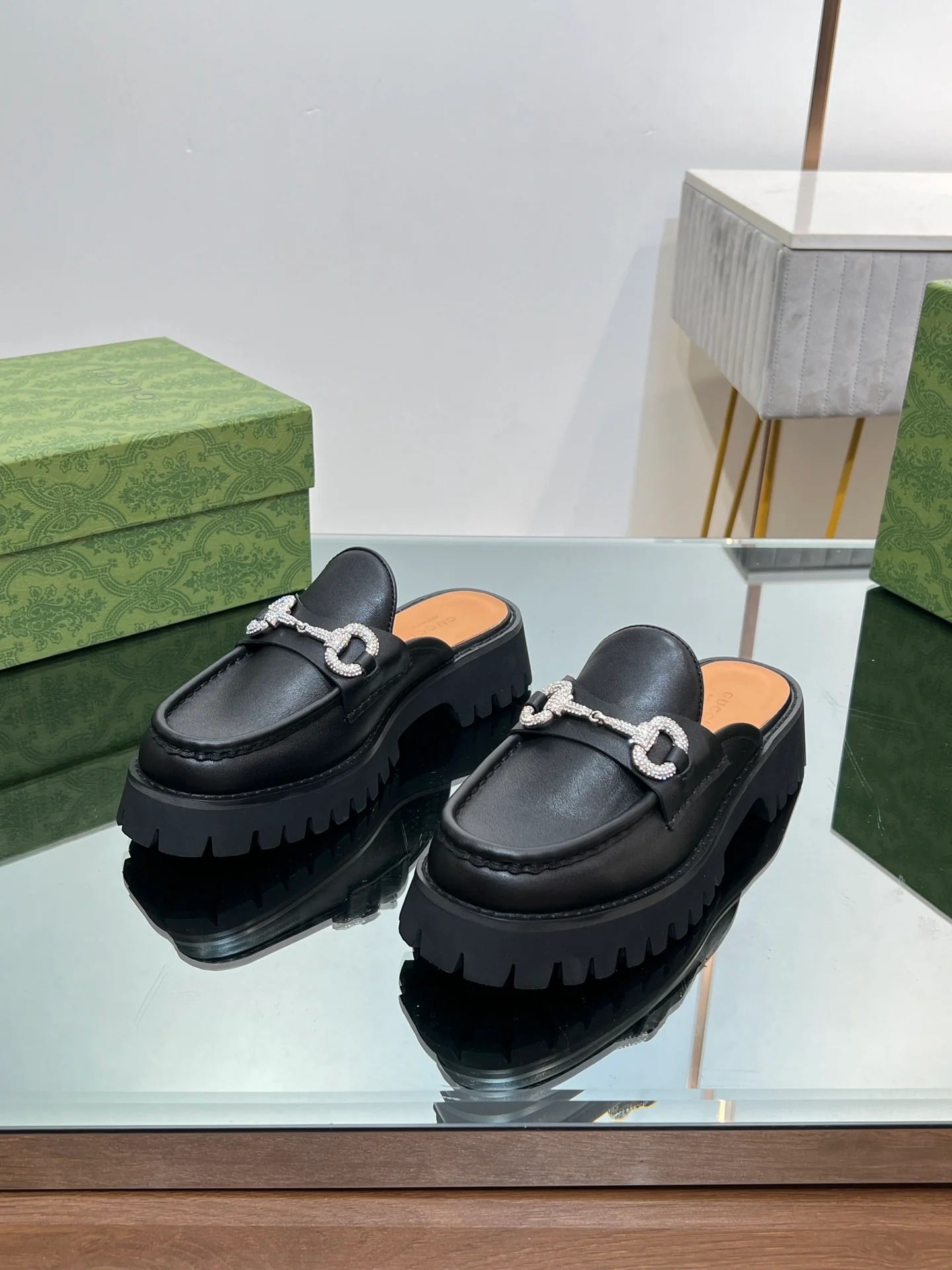 Лоферы Gucci 2024 на платформе с кристаллами и стразами, черные.