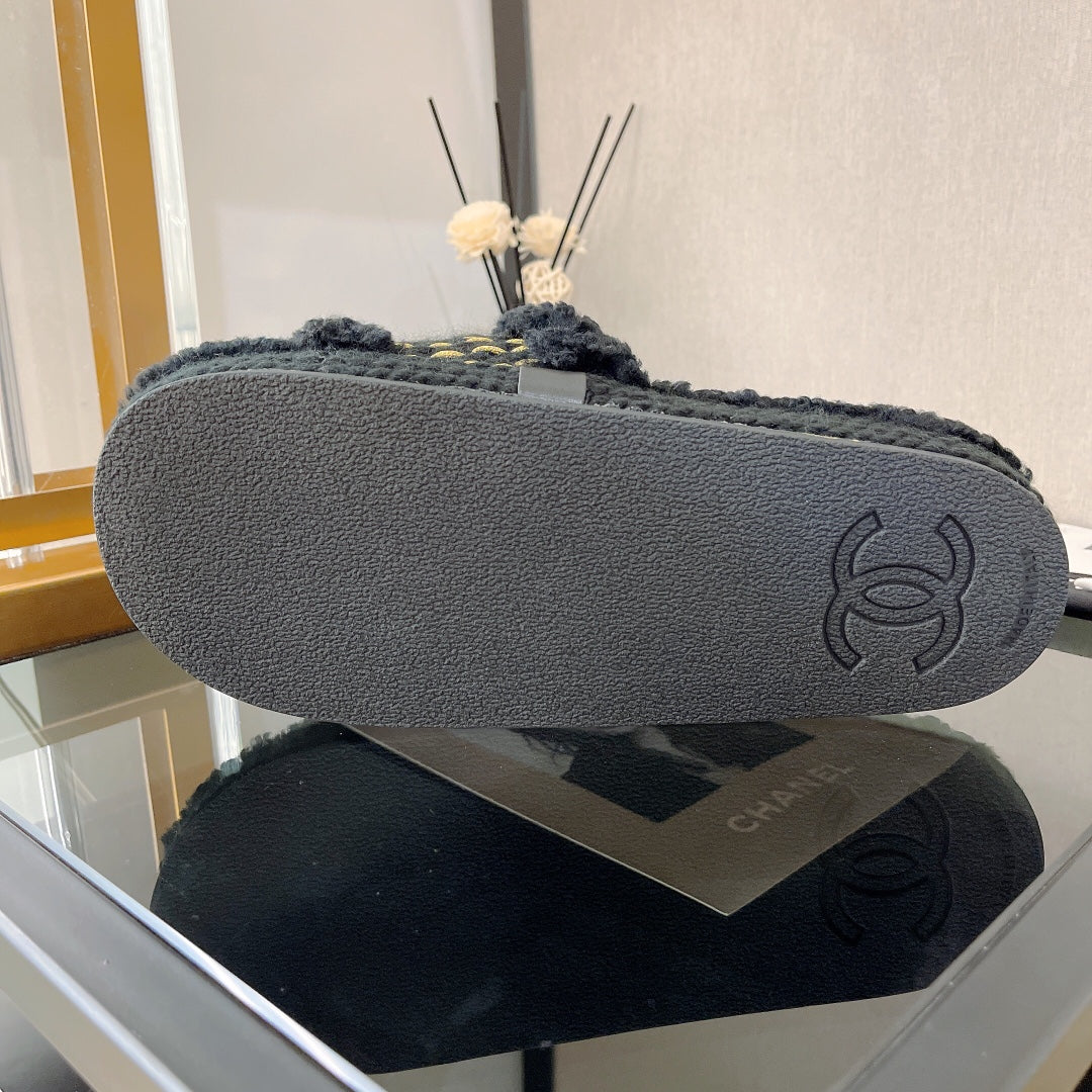 Коллекция Chanel 2022 года с подиума - Тапочки из овечьей шерсти - Черные