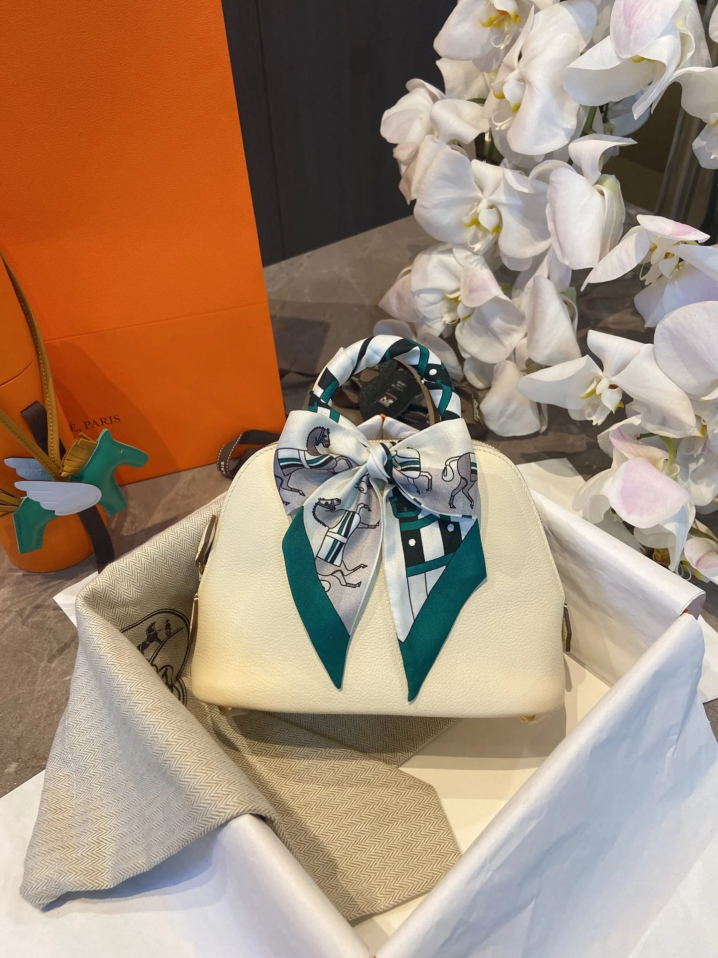 Пряжка Hermes Bolide Mini Swift Milkshake из белого золота