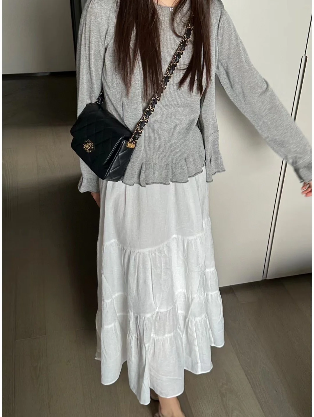 Коллекция Chanel осень/зима - сумка с широким плечевым ремнем и клапаном, черная с золотыми вставками из мятой телячьей кожи.