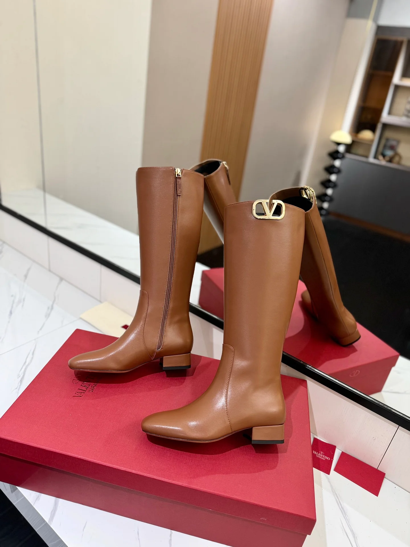 Кожаные сапоги Valentino 2024 - Кофейно-коричневый