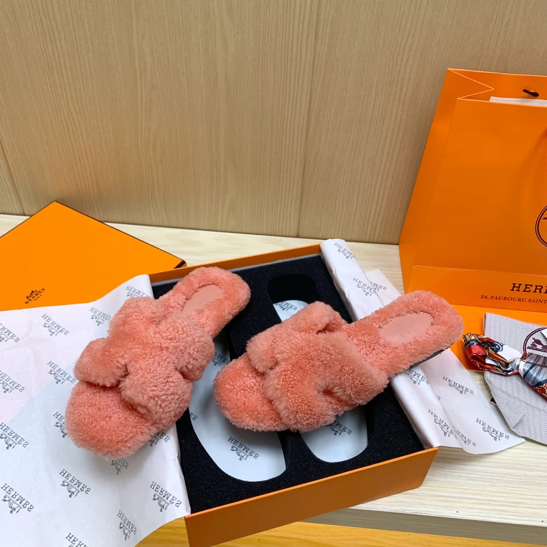 Новинка сезона осень/зима 2022 от Hermes - Меховые тапочки - Оранжево-розовые