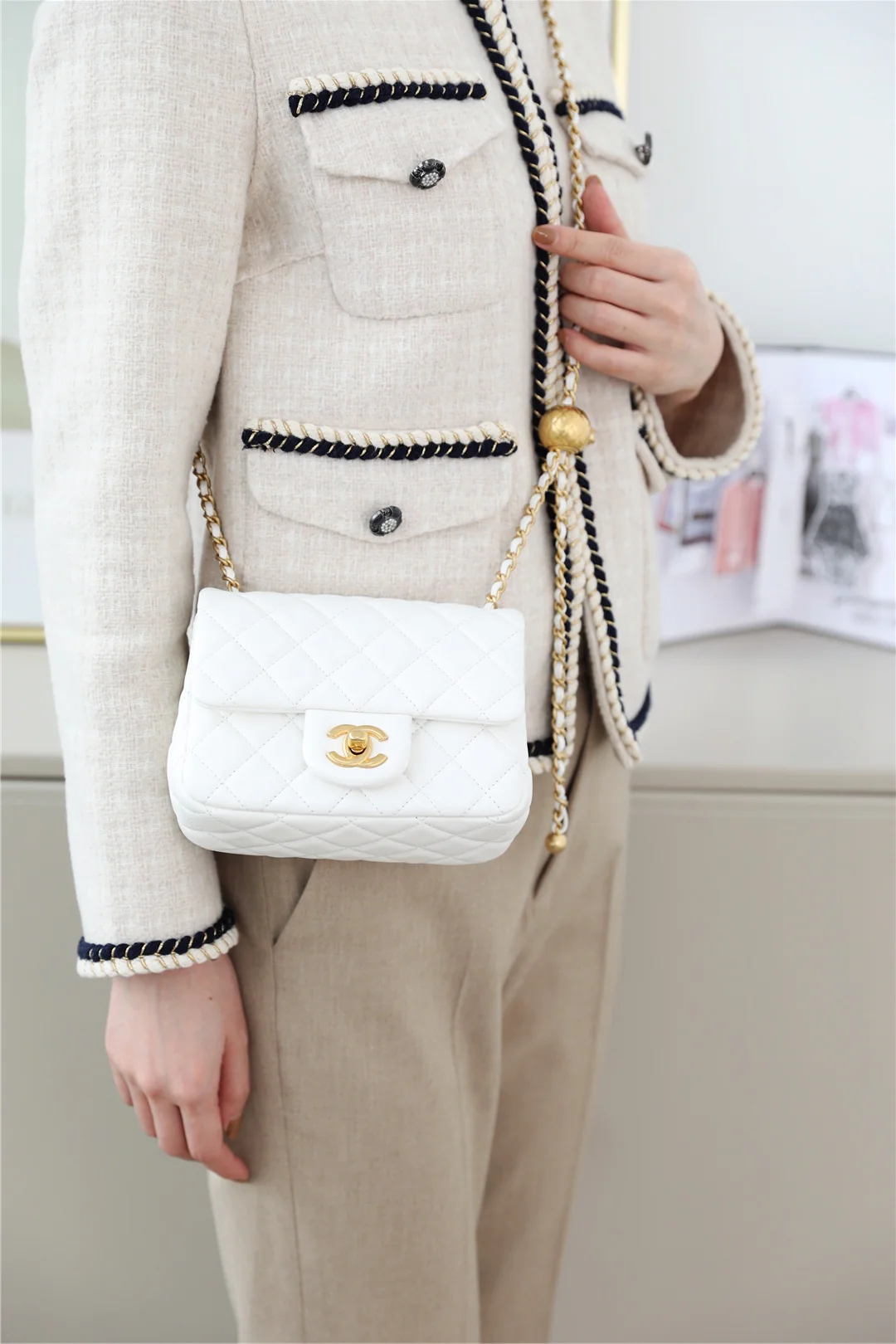 Chanel - Золотая квадратная сумка с клапаном в форме глобуса - 17 см