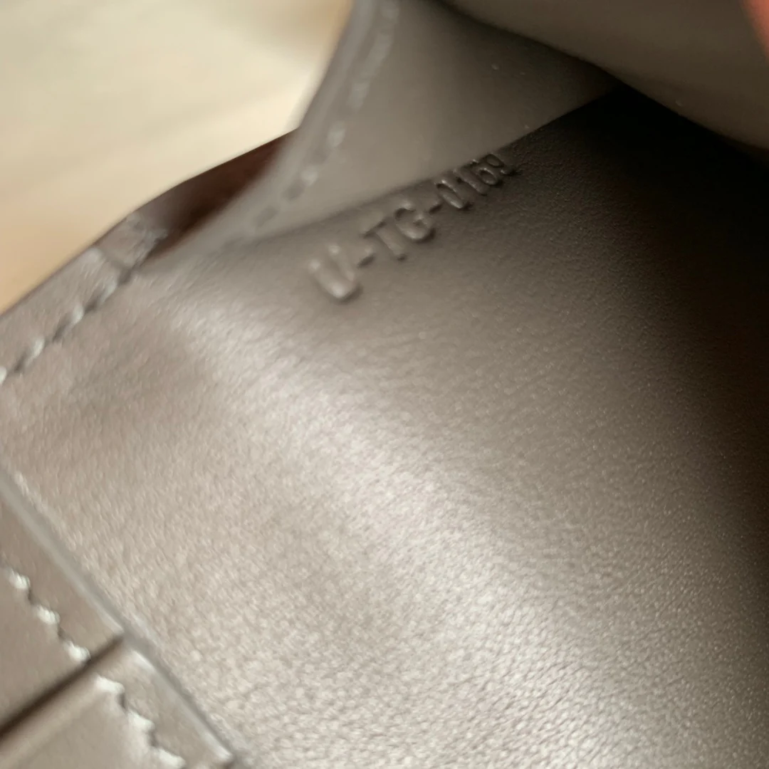 Celine-STRAP 粒面小牛皮钱包