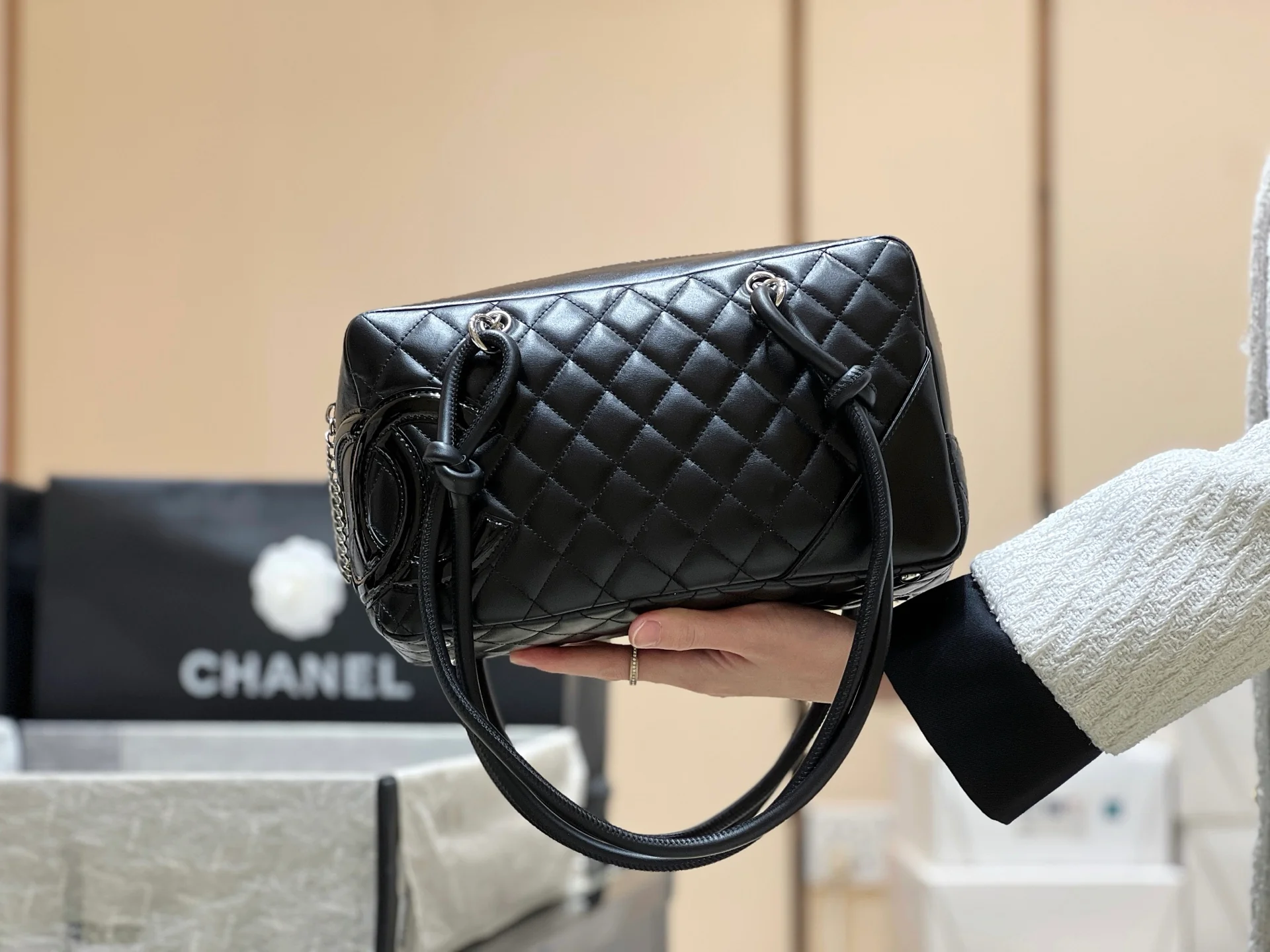 Chanel - Классическая, вневременная винтажная большая сумка-подушка Kang Peng