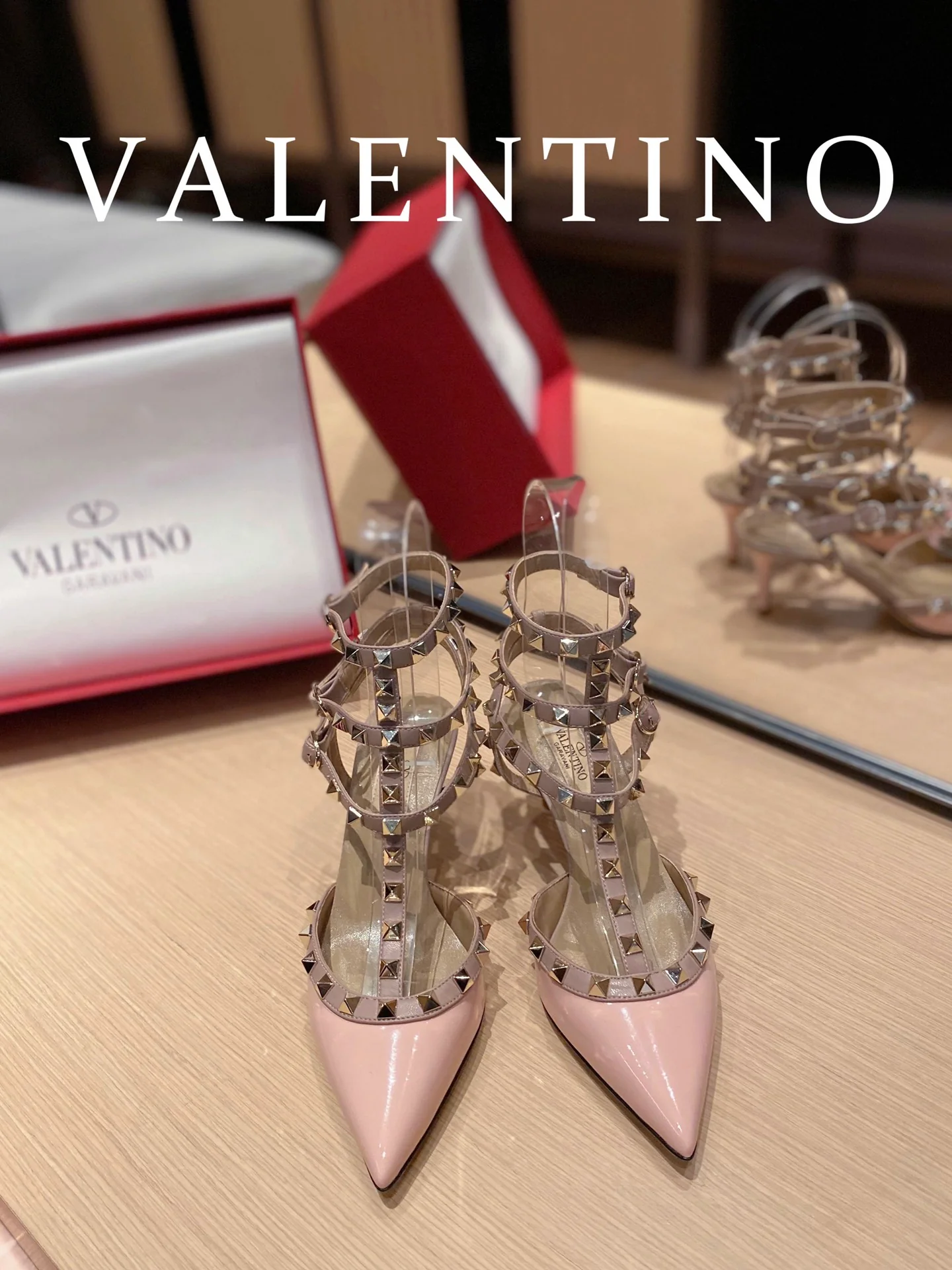 Valentino - Розовые балетки с острым носком и стразами