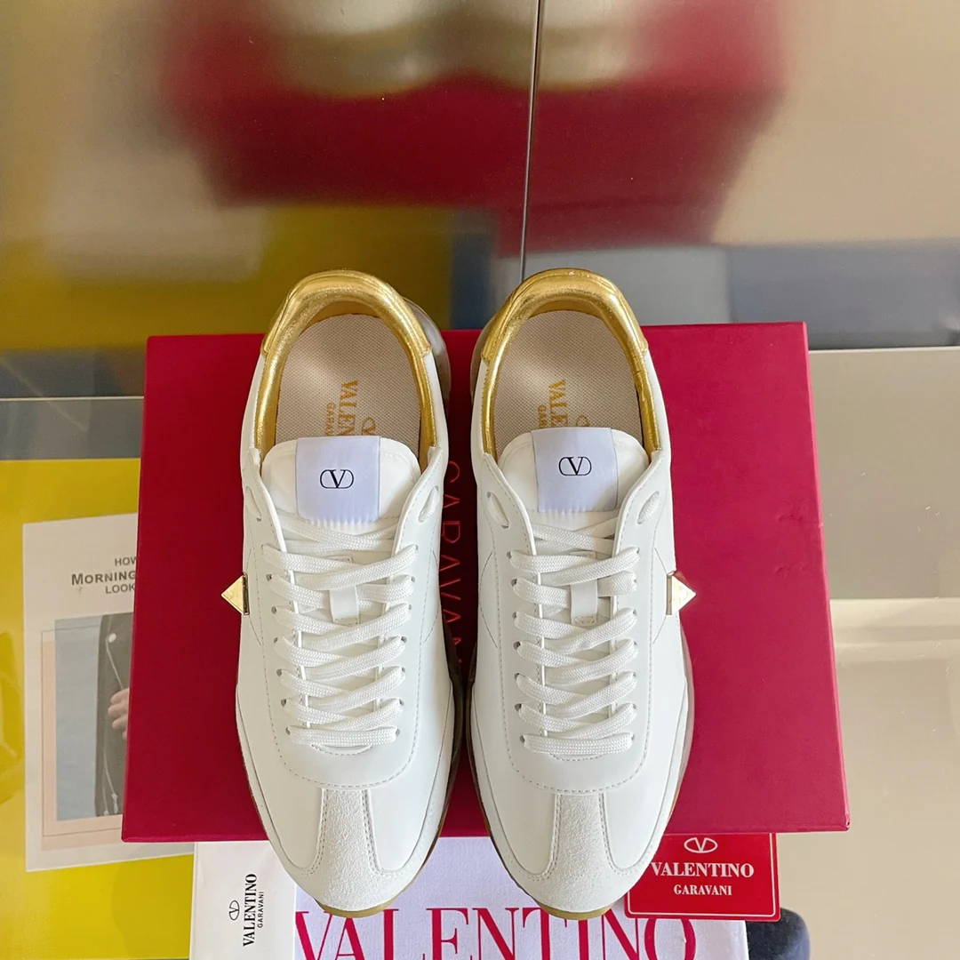 Valentino - Спортивные повседневные туфли с заклепками - Серия с заклепками по всей поверхности - Модель с воздушной подушкой - Парный стиль - Золотая отделка