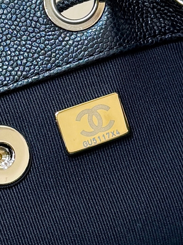 Рюкзак Chanel 25b из кожи личи, черный с золотой фурнитурой.