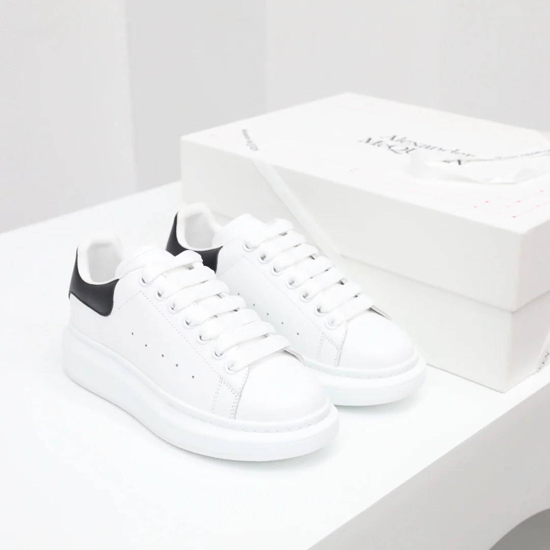 McQueen - Классические белые кроссовки - Черные