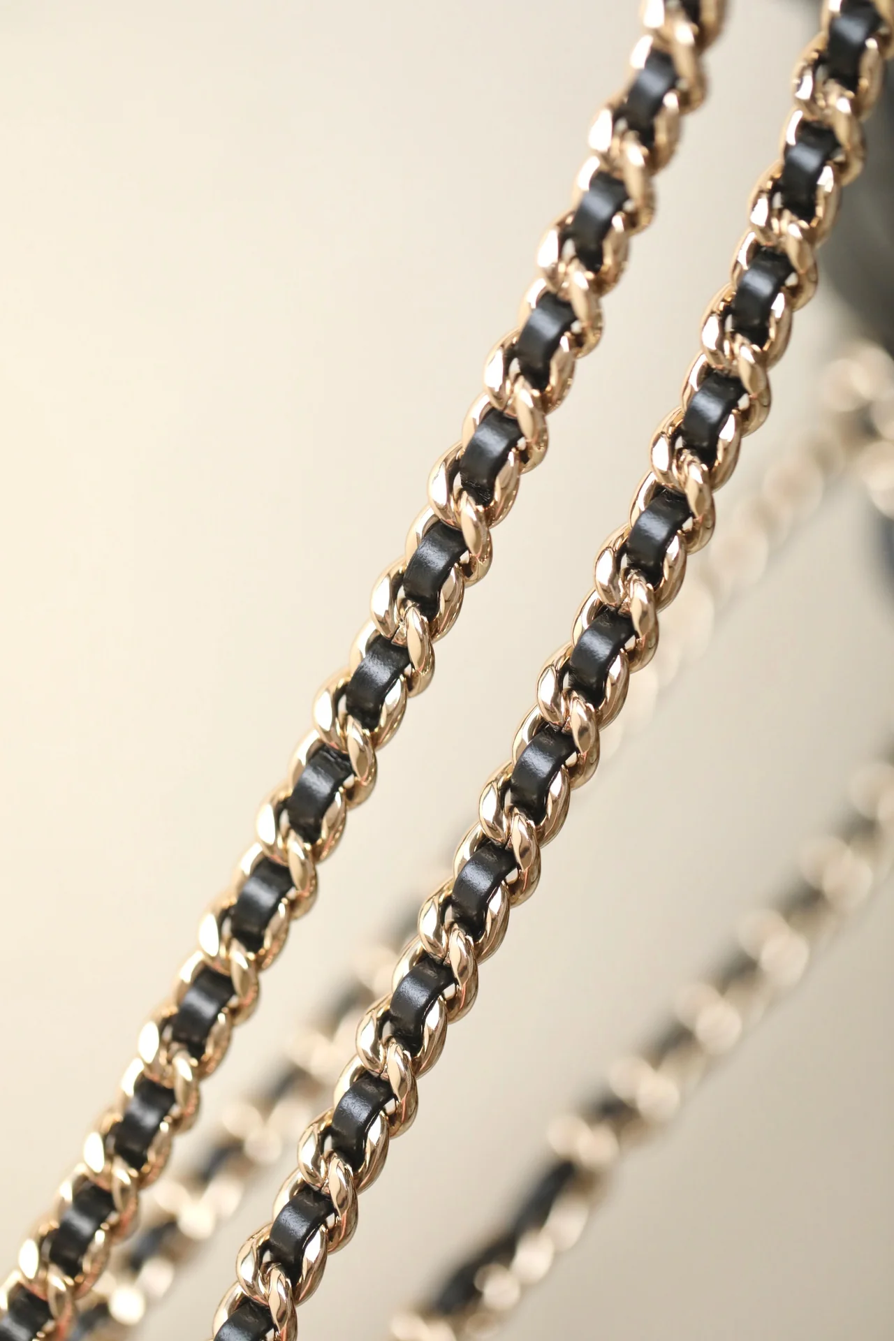 Сумка для фотоаппарата Chanel с двумя карманами из 24-каратного золота, маленькая, черная.