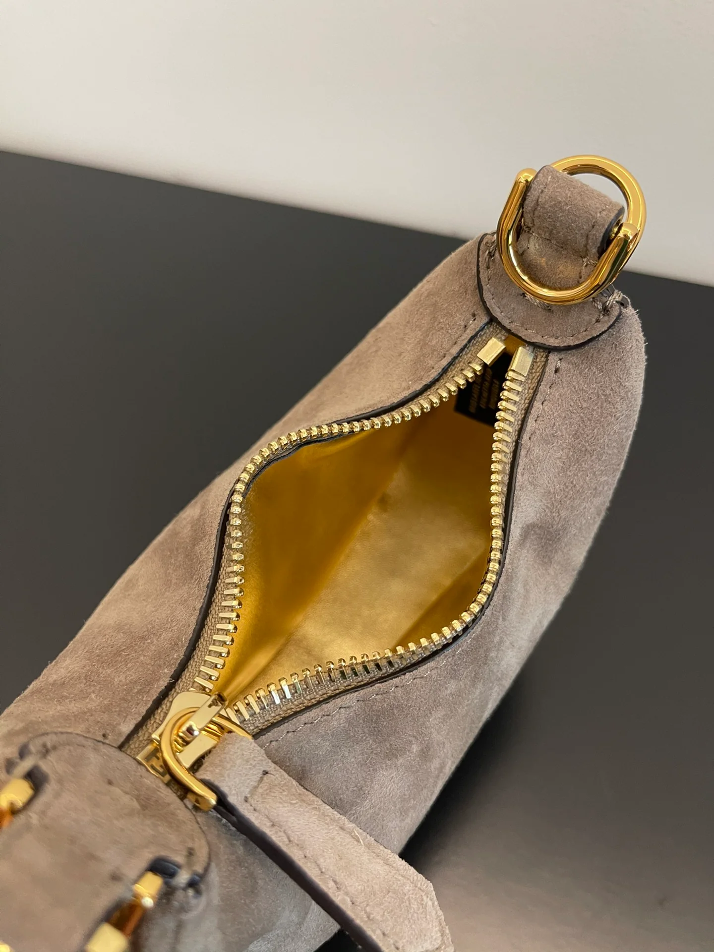 Миниатюрная серая замшевая сумка через плечо Fendi-fendigraphy