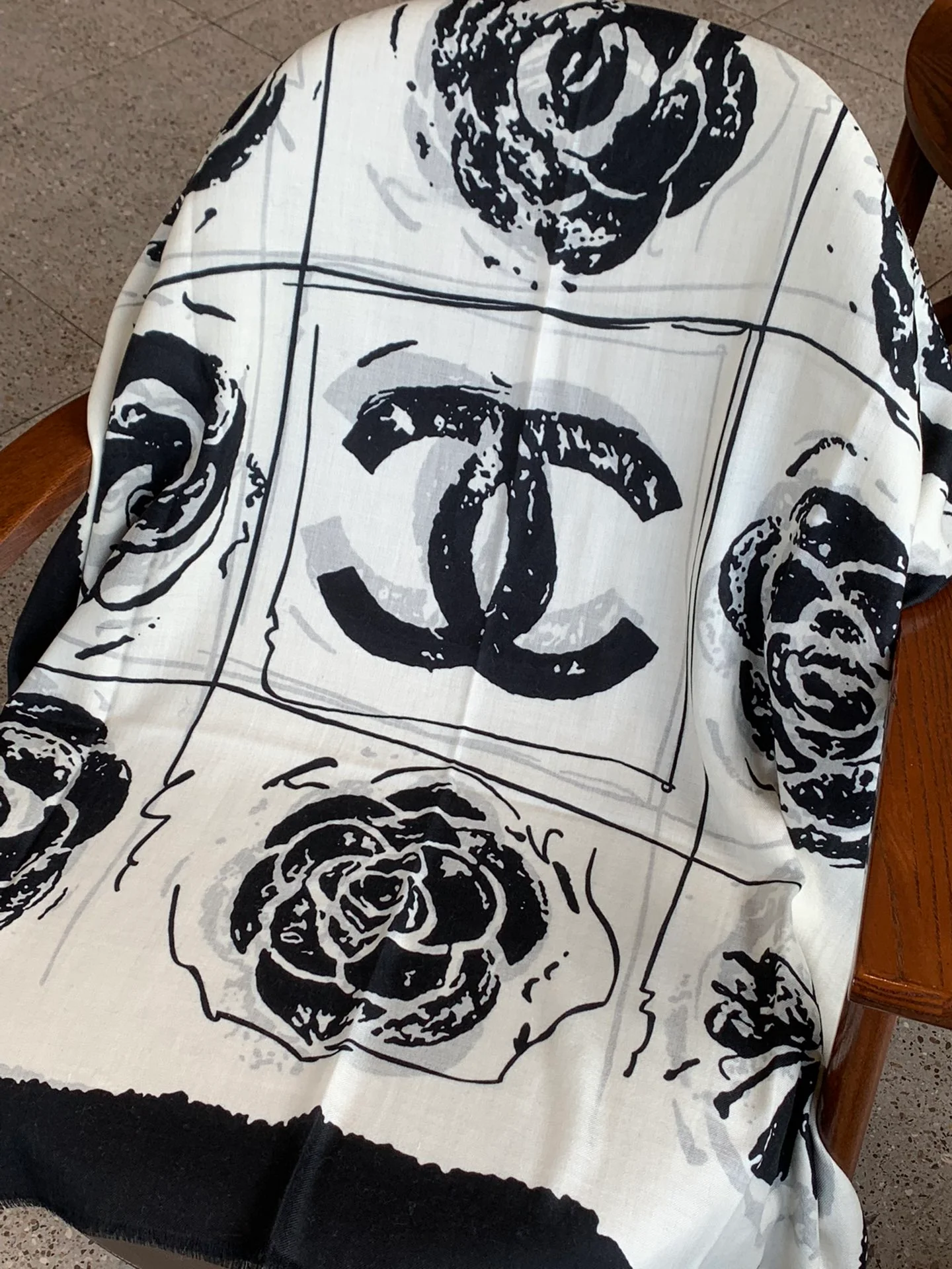 Шарф из коллекции Chanel Camellia