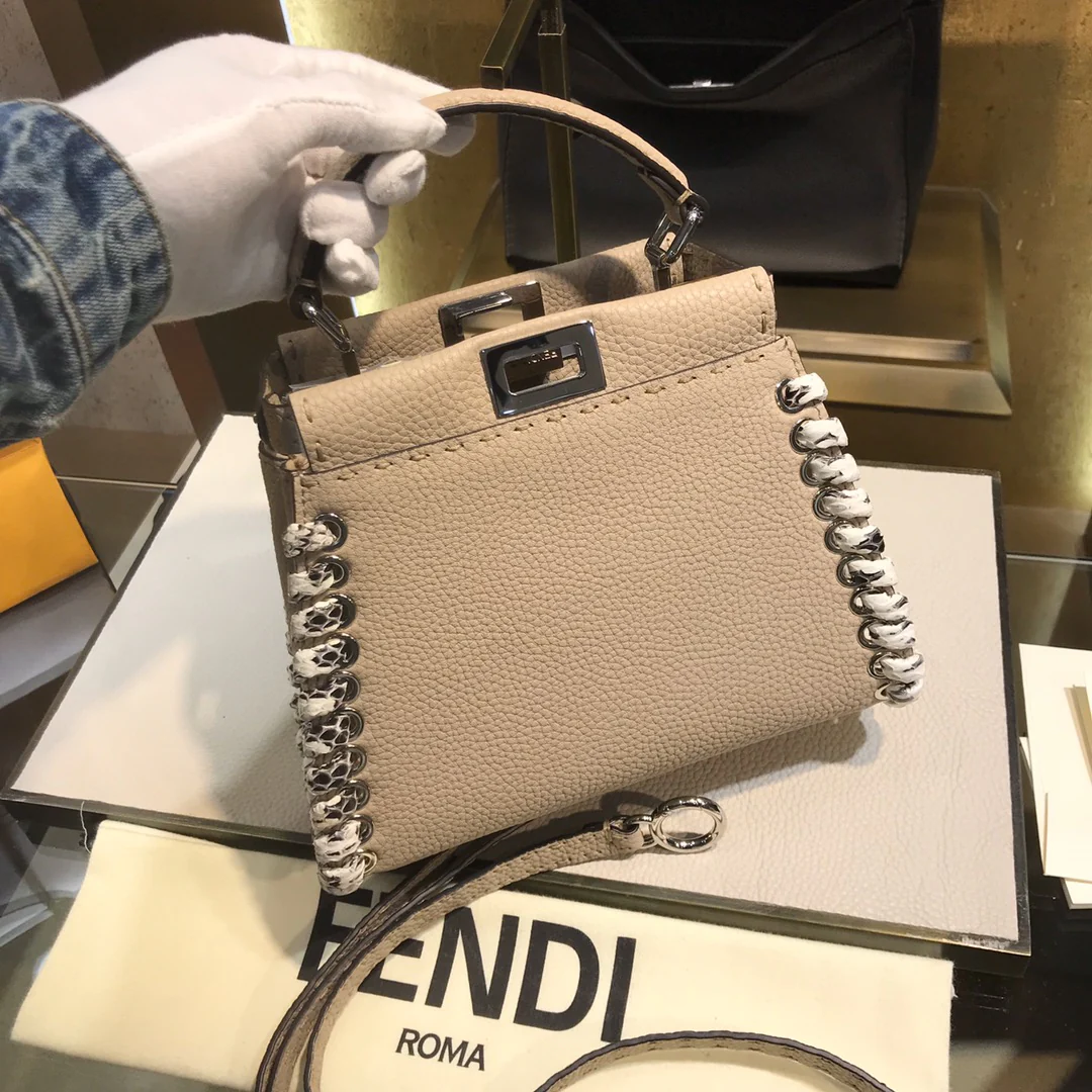 Мини-сумочка Fendi Peekaboo из абрикосовой кожи