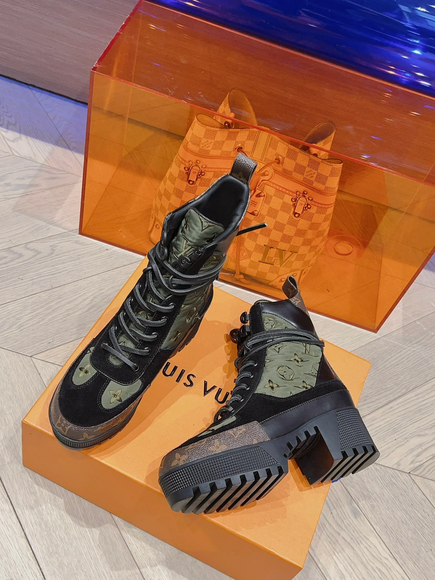 Новинка осенне-зимней коллекции LV 2023 — Ботинки Мартин на высоком каблуке — Цвет: хаки