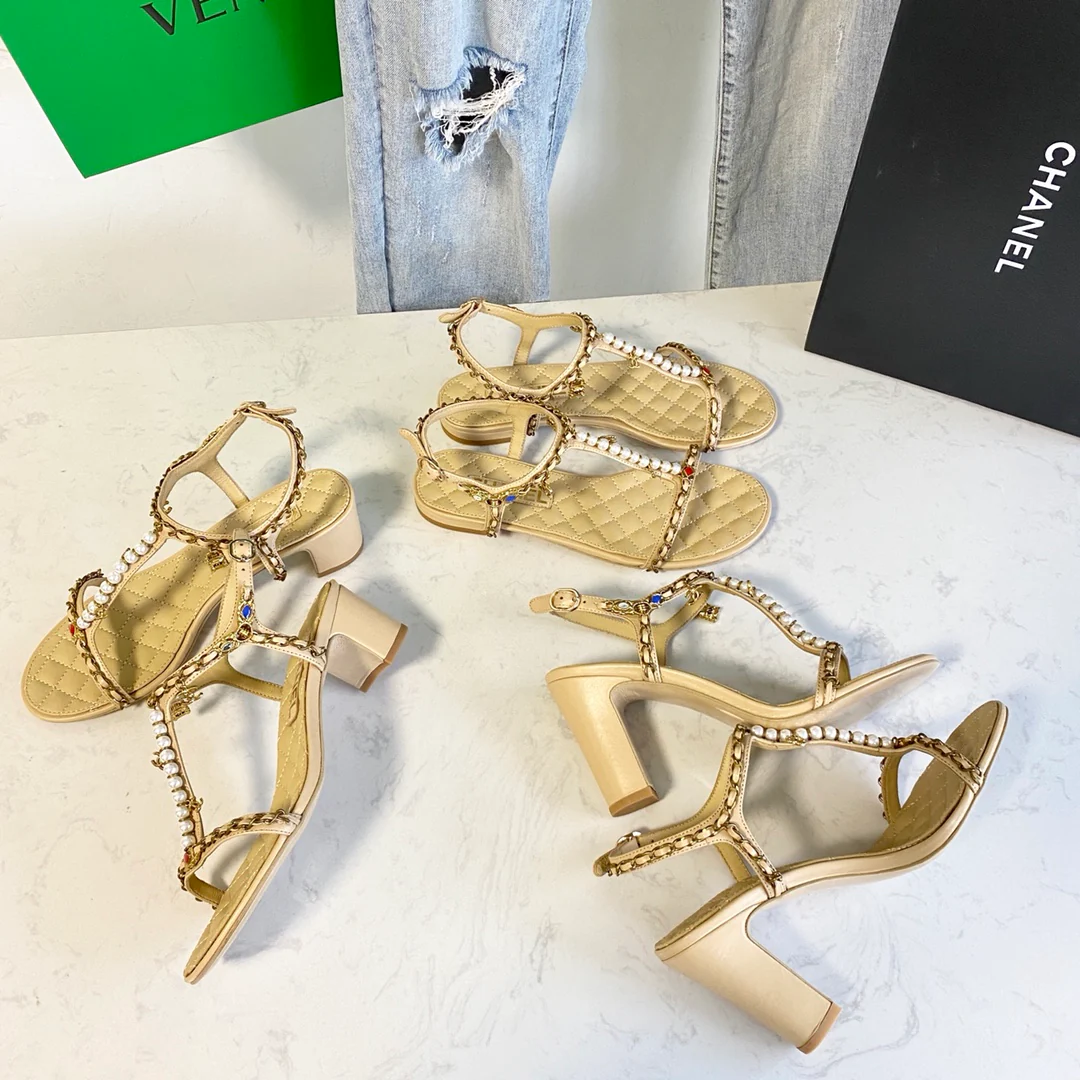 Сандалии Chanel с жемчужной цепочкой на каблуке