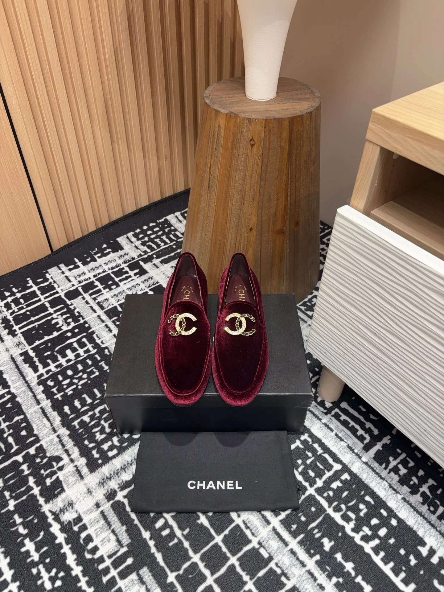 Лоферы Chanel с логотипом 2024 года - красные