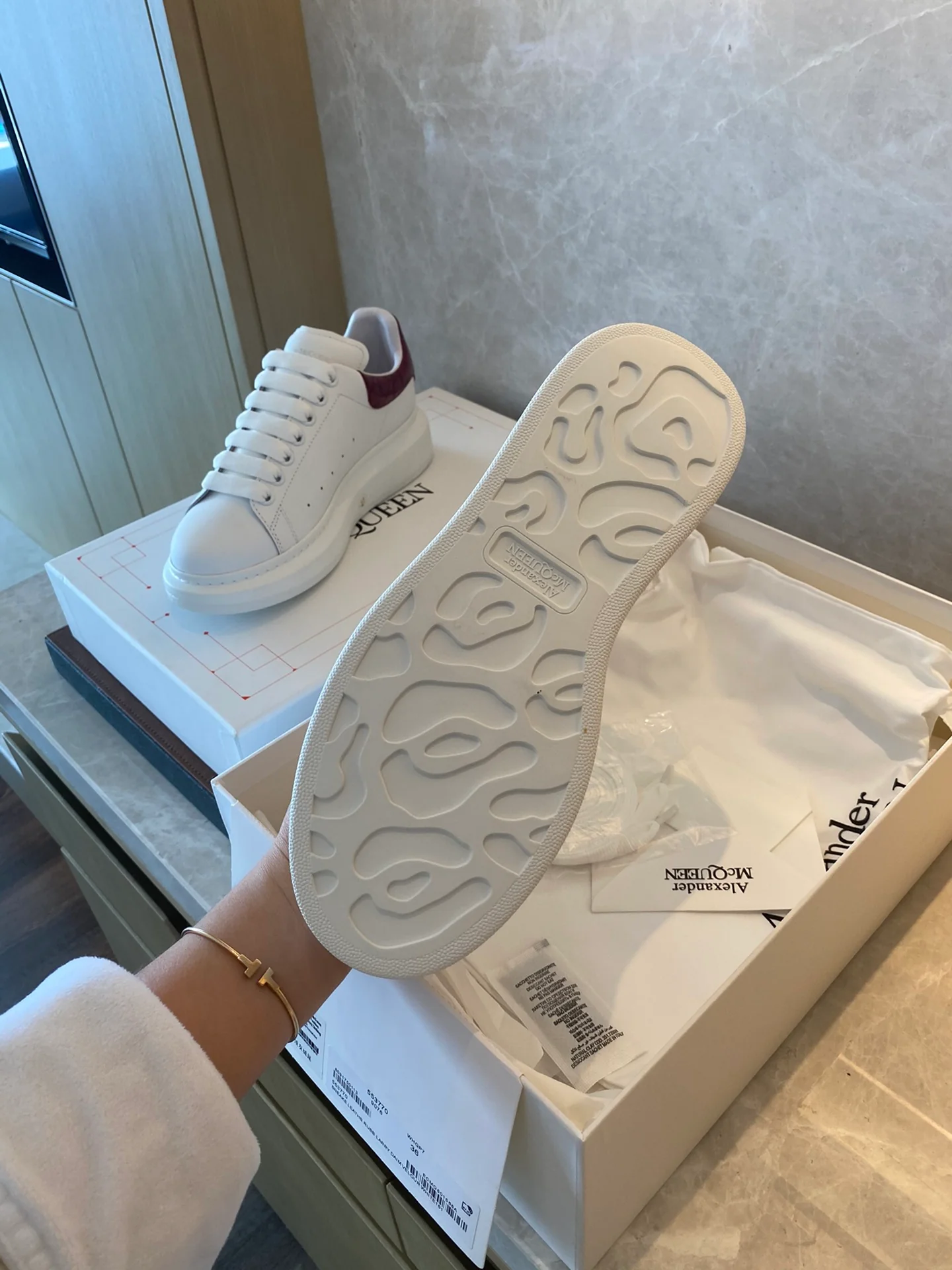 Классические белые кроссовки McQueen - на каблуке-резинке - в клетку - бордовые