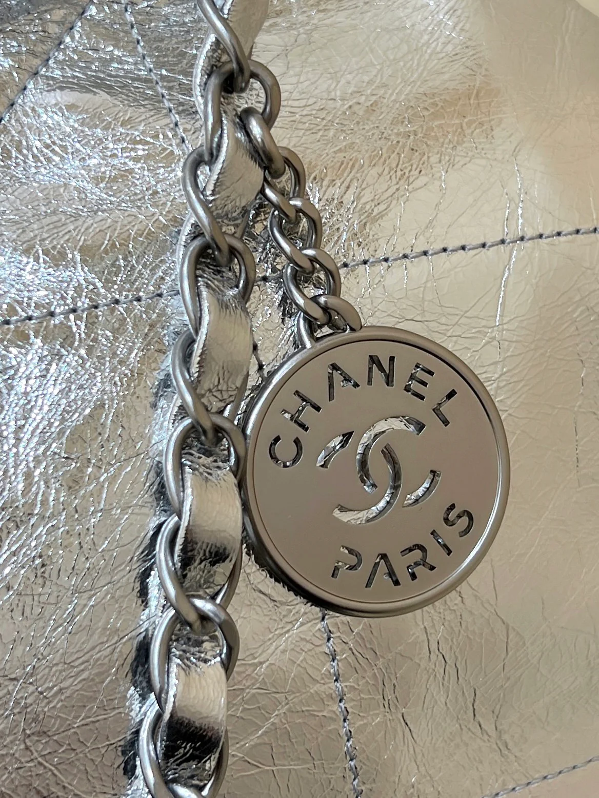 Мусорный мешок Chanel 25c из металлизированной кожи - серебристый