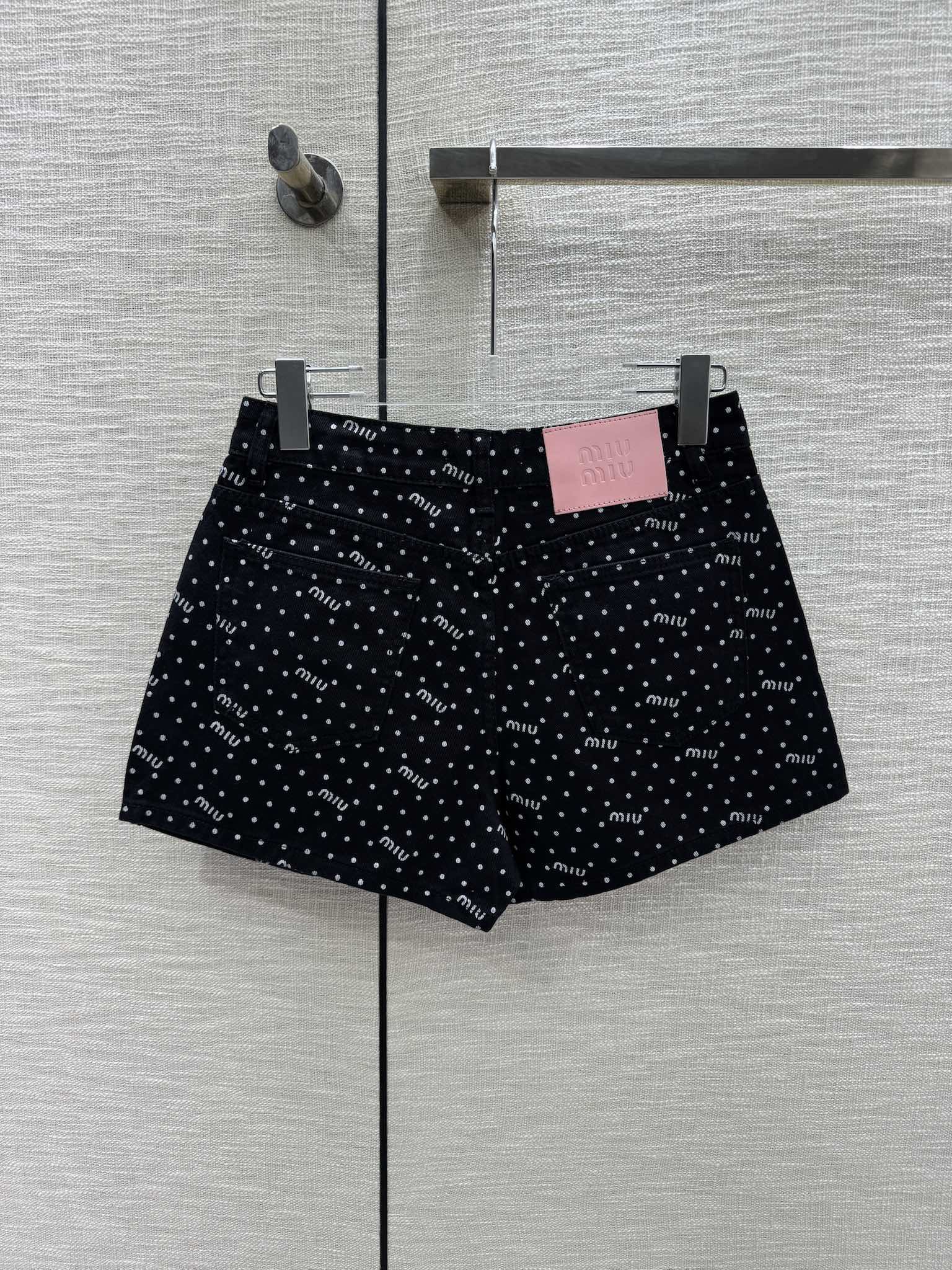 Miu Miu - 2404 - Джинсовые шорты в горошек с логотипом и буквами - Черные