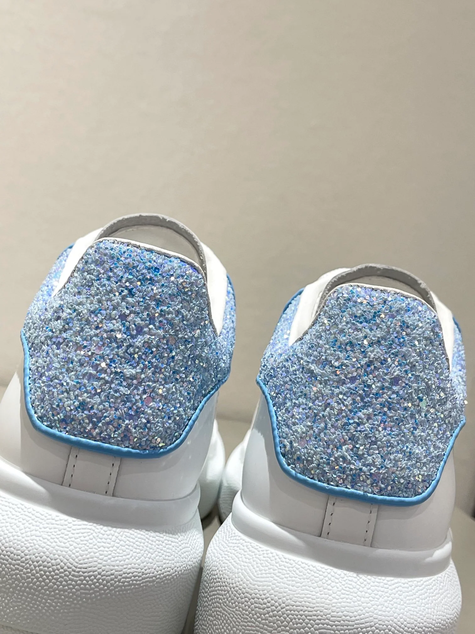 McQueen - Премиум-издание классических белых кроссовок с кристально-голубыми блестками