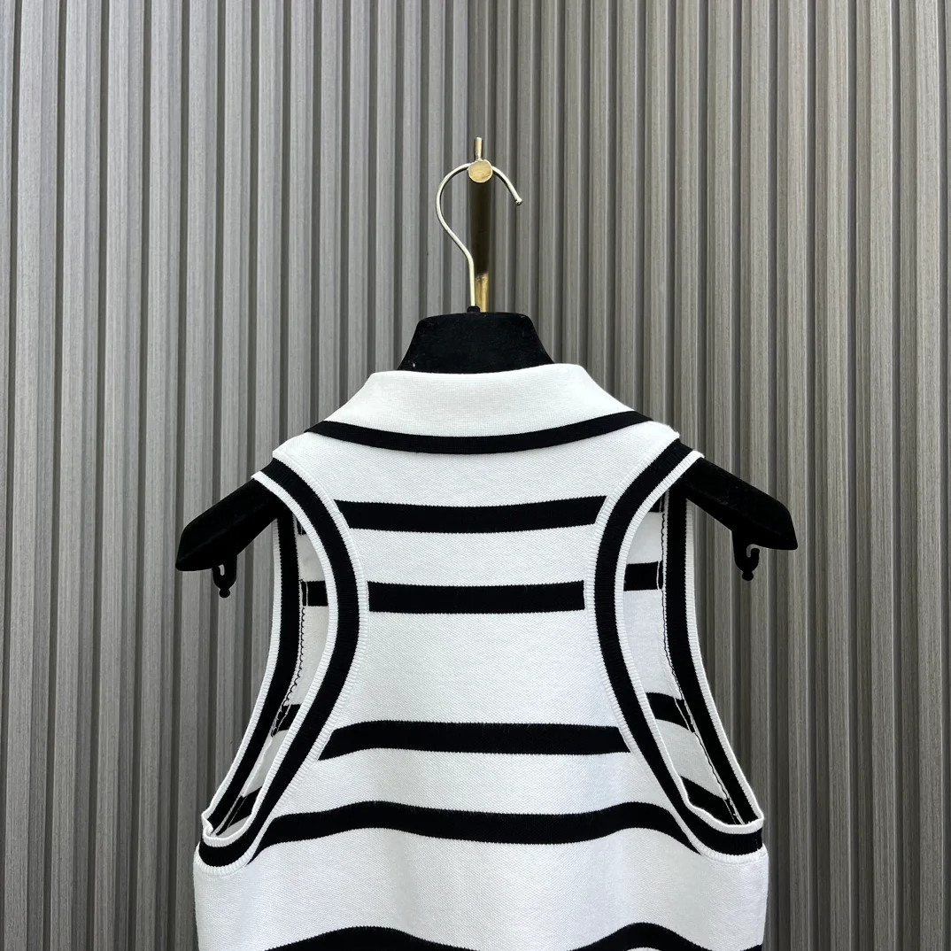 Chanel - 2404-24 Новинка: Вязаный жилет в полоску с воротником