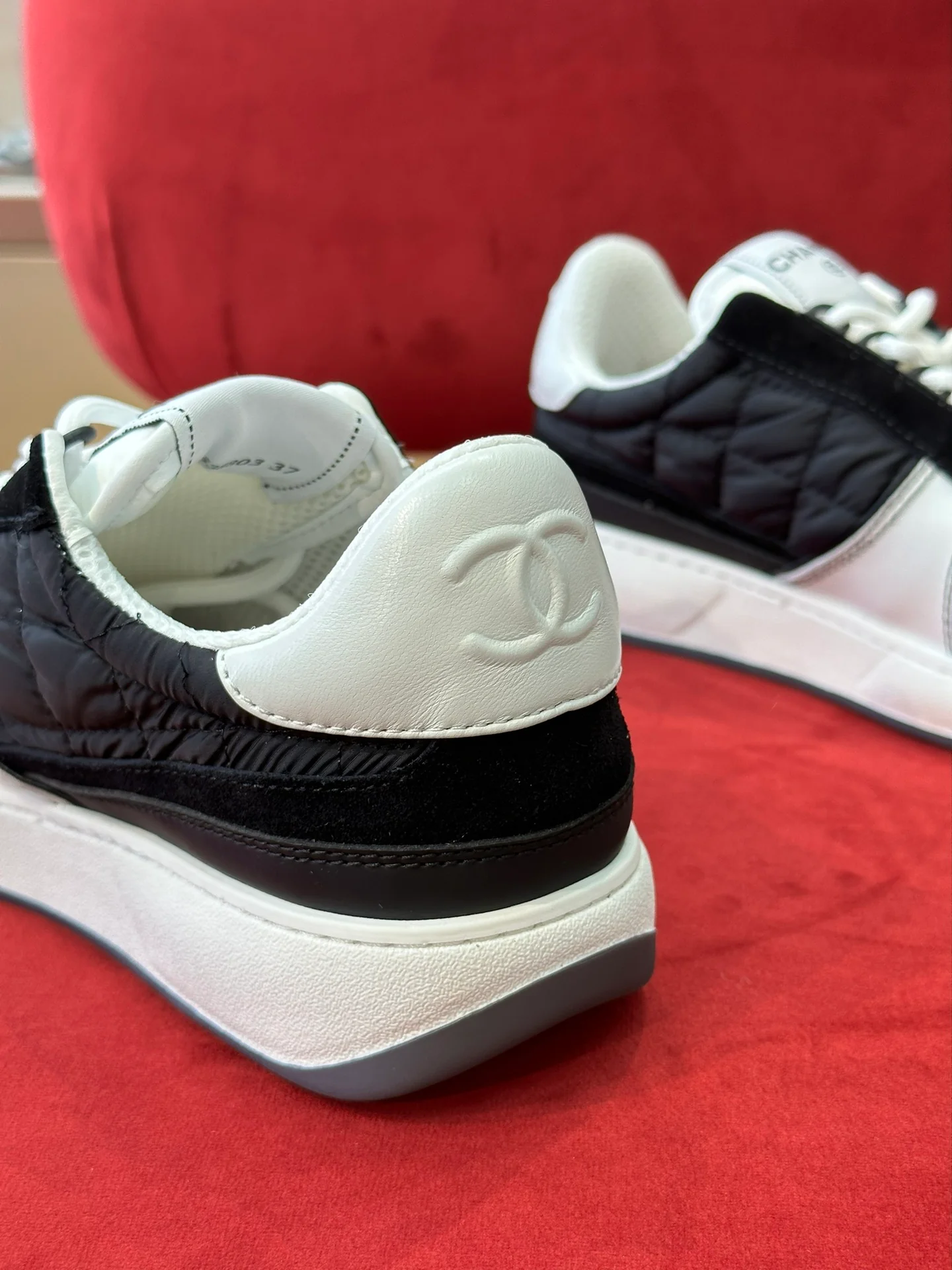 Новинка 2023 года от Chanel - Классические белые кроссовки, украшенные стразами Swarovski.