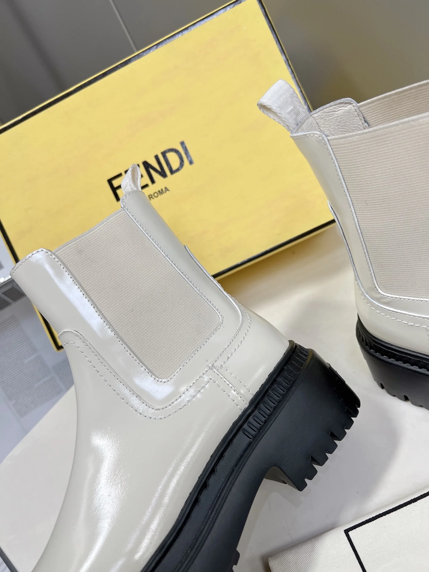 Новинка весны 2022 года от Fendi - Ботильоны - Белые