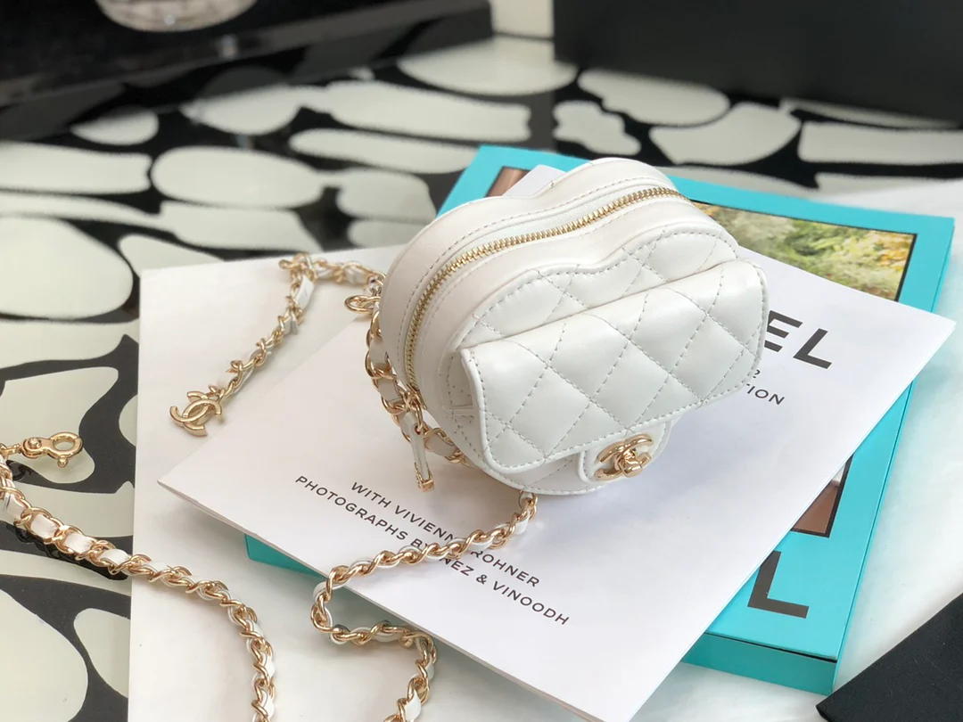 Поясная сумка Chanel с сердечком