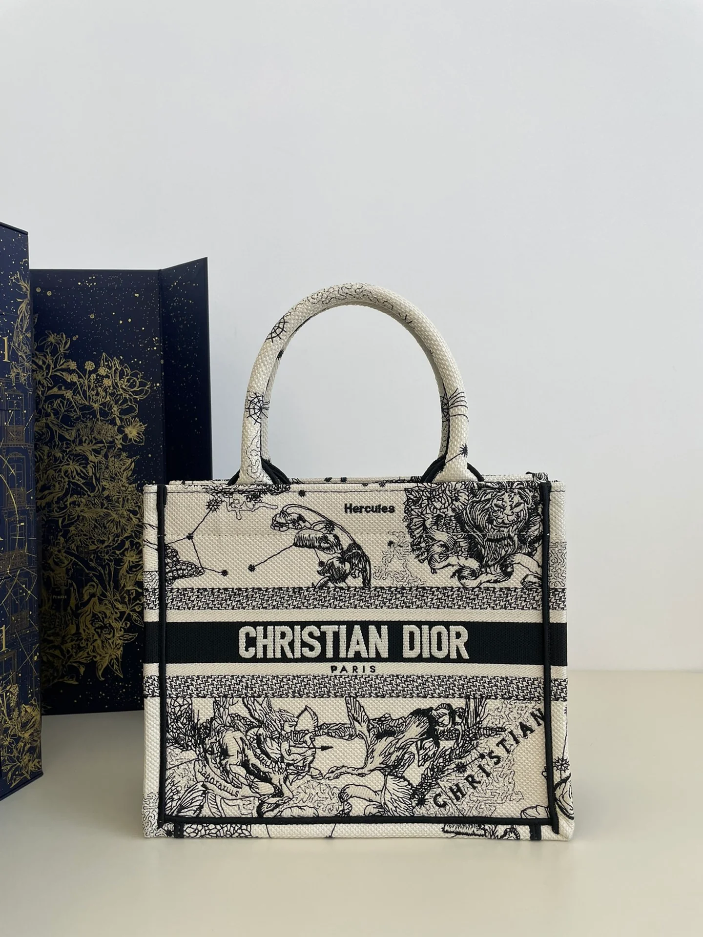 Новинка сезона весна/лето 2023 от Dior - Сумка-тоут - Серия ?Зодиак? - Цвет ?слоновая кость? - Маленькая