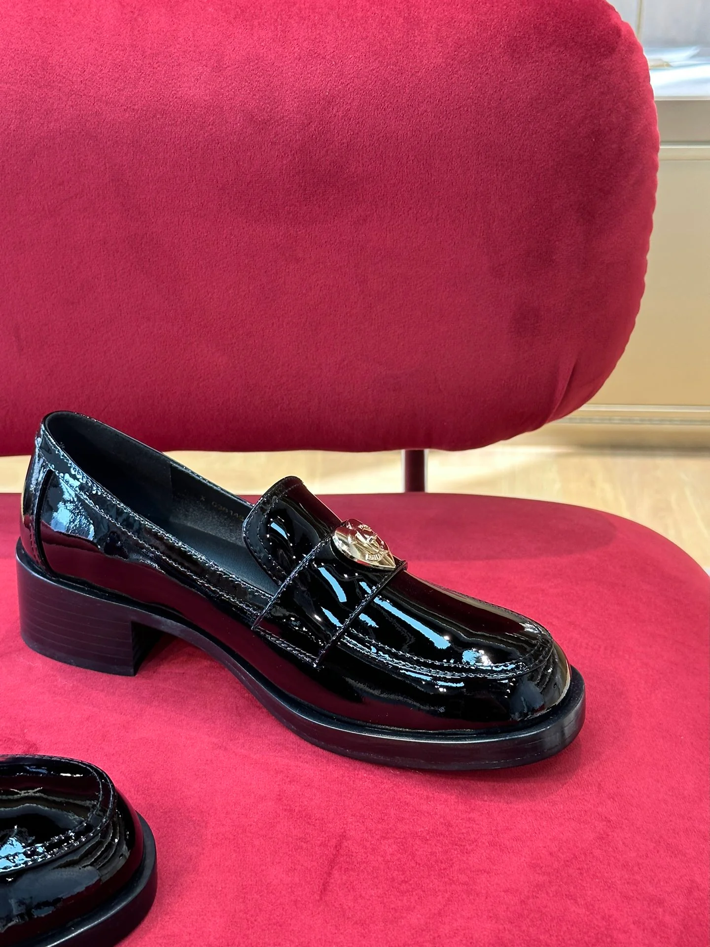 Новинка весны 2023 года от Chanel — лоферы в форме сердца.