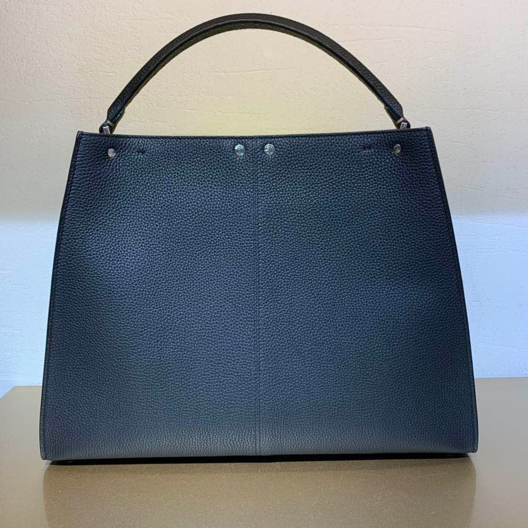 Большая кожаная сумка Fendi Peekaboo Lite темно-синего цвета