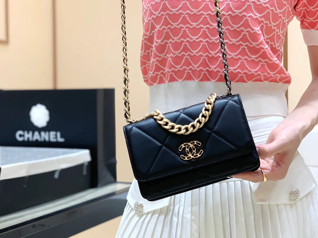 Сумка-клатч/кроссбоди Chanel Classic Logo Quilted WOC 2019 года, черная.