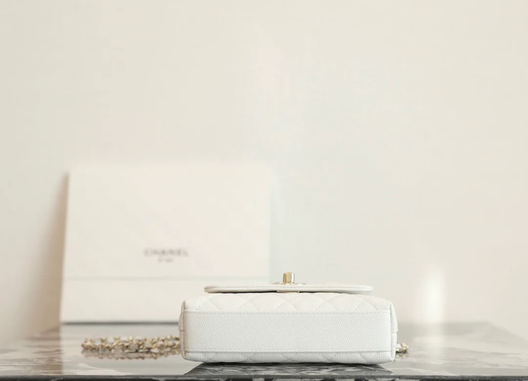 Сумка Chanel с цепочкой и клапаном — белая с фурнитурой из светлого золота.