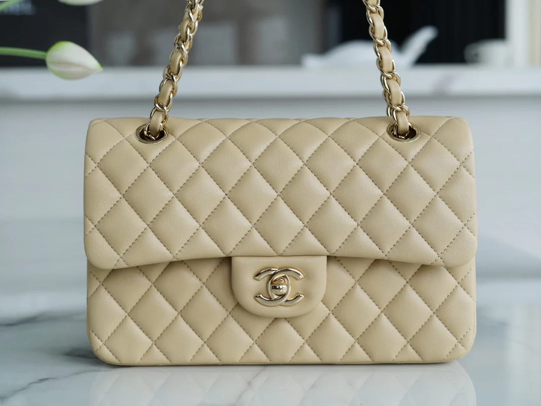 Часы Chanel CF, маленький размер 23 см, абрикосовая кожа ягненка с пряжкой из светлого золота CF23