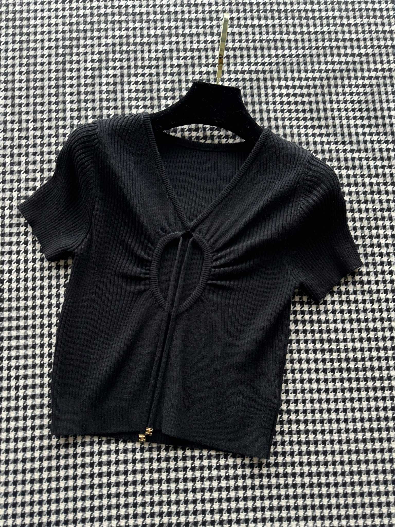 Celine - 2404 - 24 Новая вязаная блузка с короткими рукавами и ажурным сердечком на шнуровке для ранней весны - Черная