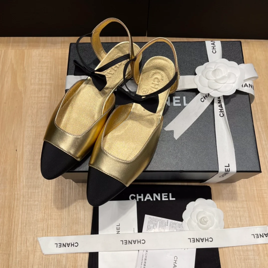 Chanel - Золотые туфли на закрытом каблуке