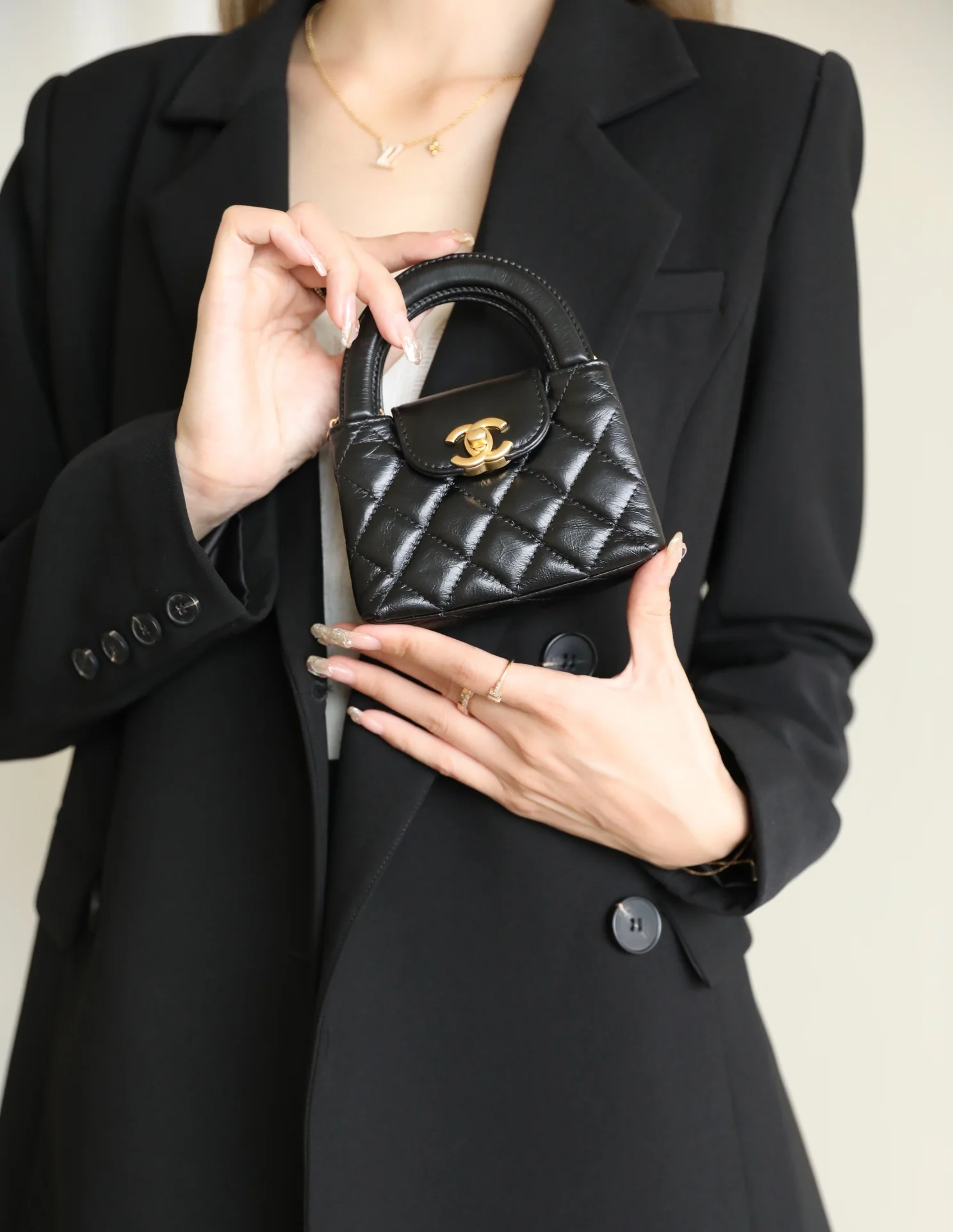 Миниатюрная сумочка Chanel Kelly на цепочке, черная.