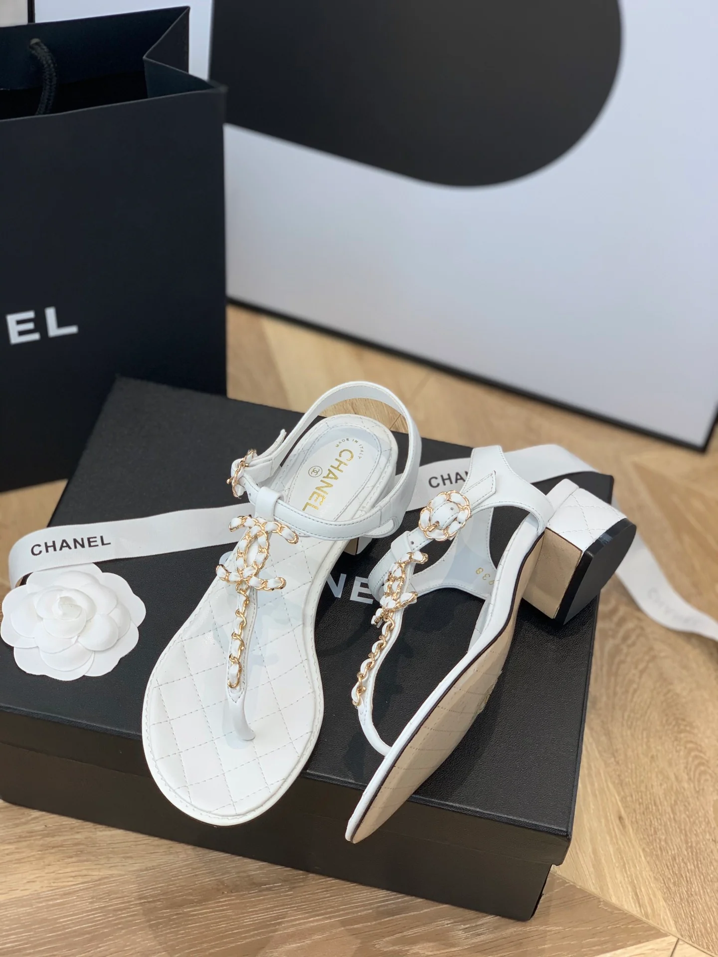 Chanel - Белые сандалии