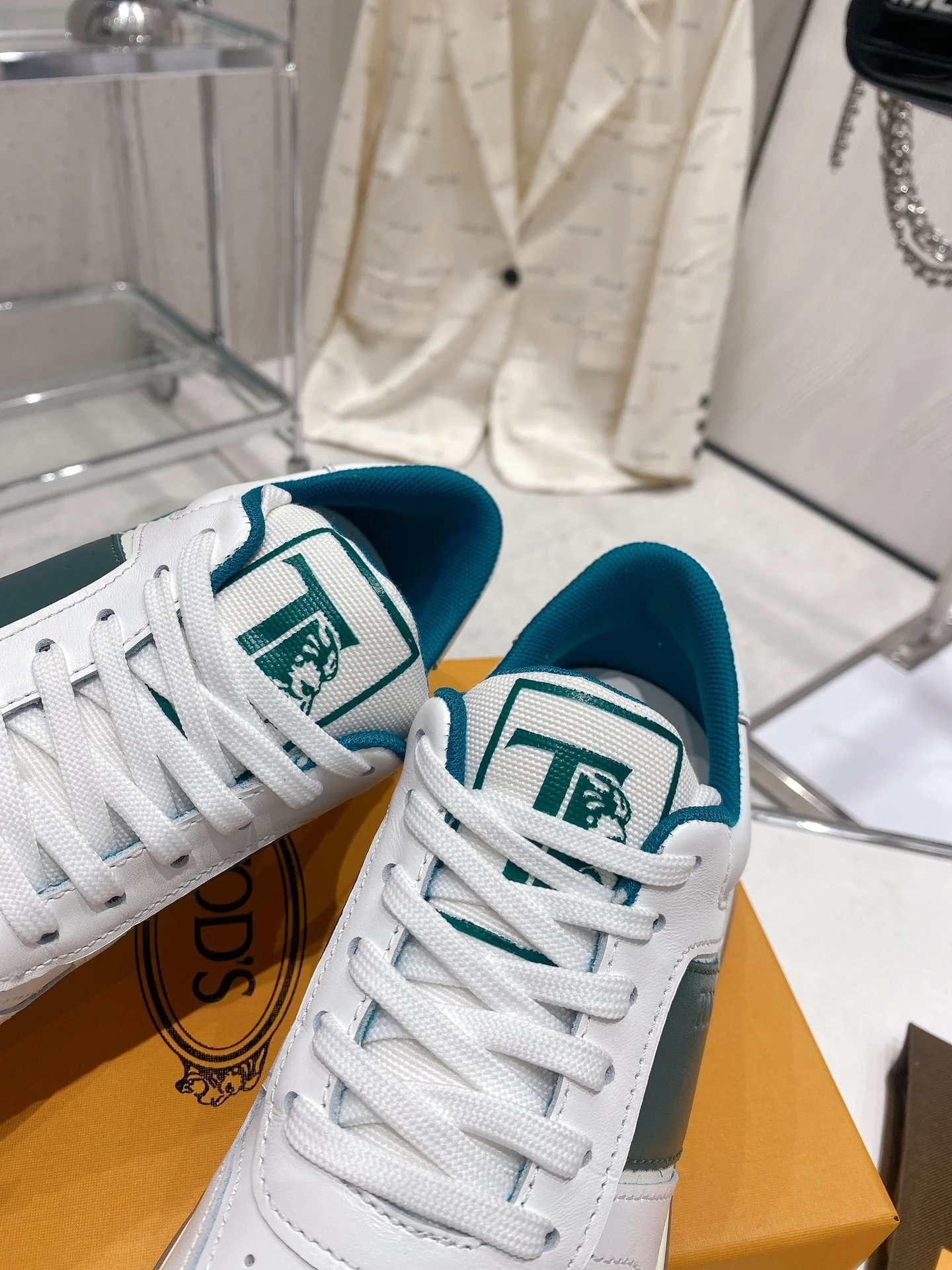 Весенняя коллекция Tods 2023 — Повседневная обувь — Парная модель — Коричневая подошва с зеленой отделкой