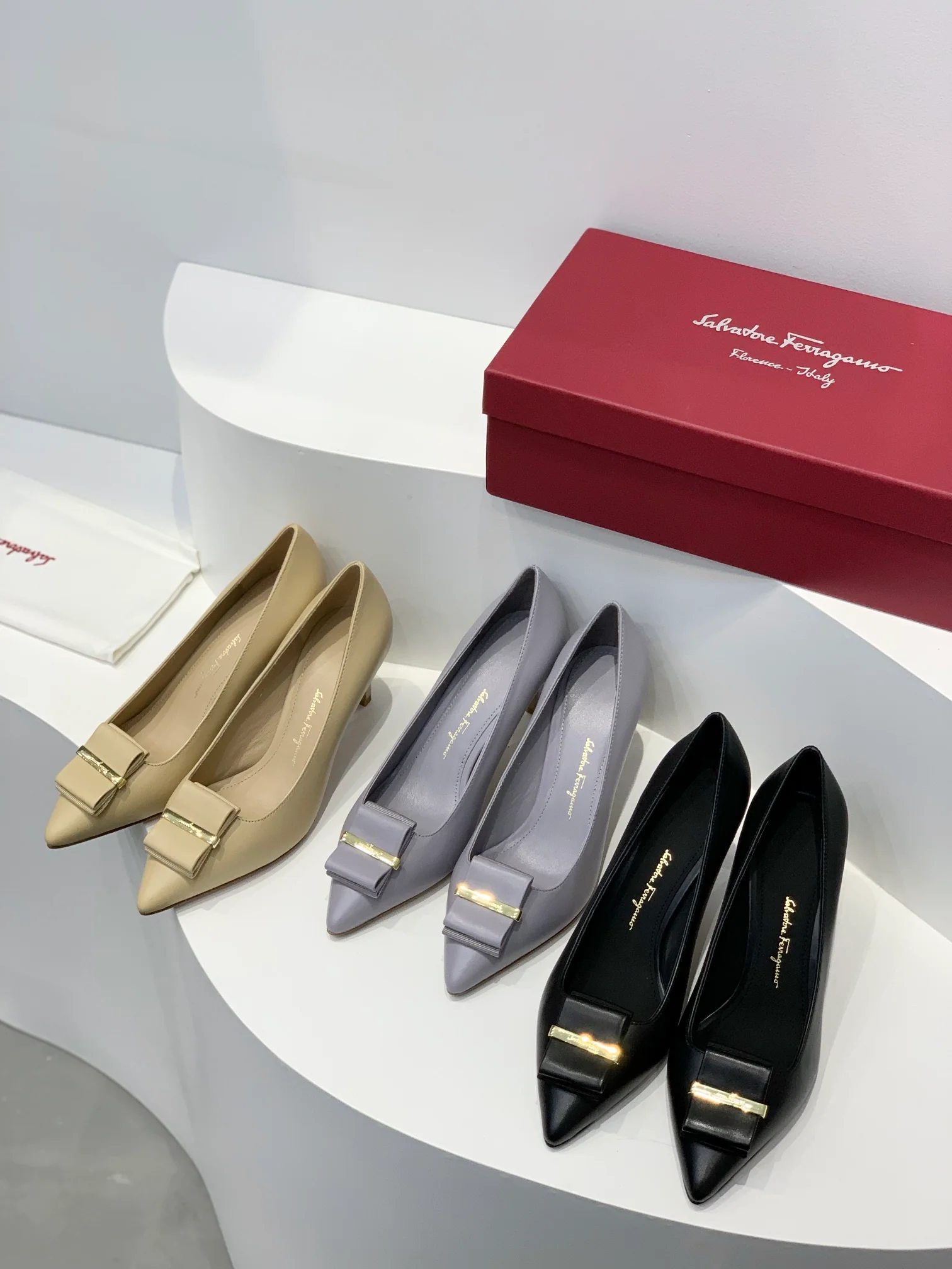 Salvatore Ferragamo - Туфли на высоком каблуке с заостренным носком и бантом - Черные