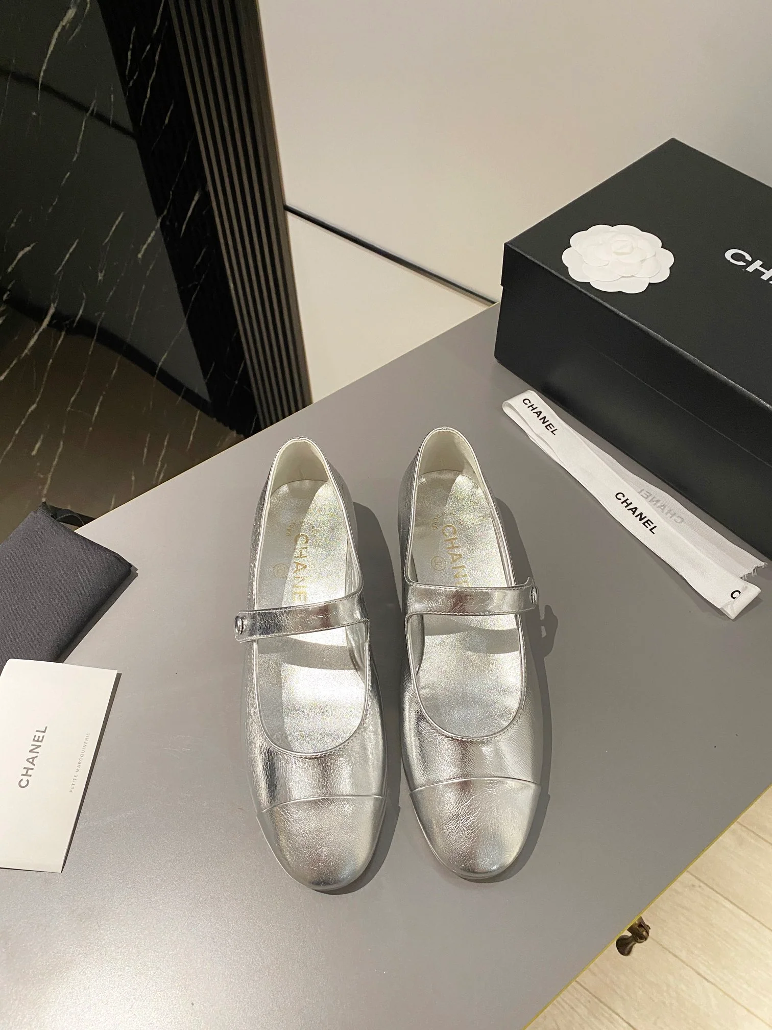 Новинка сезона осень/зима 2023 от Chanel - туфли Мэри Джейн - серебристые.