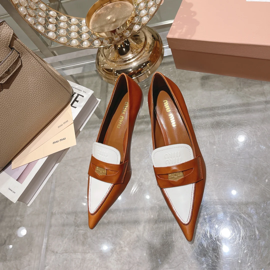 Новинка Miu Miu 2022 года - Туфли на низком каблуке с острым носком - Коричневые