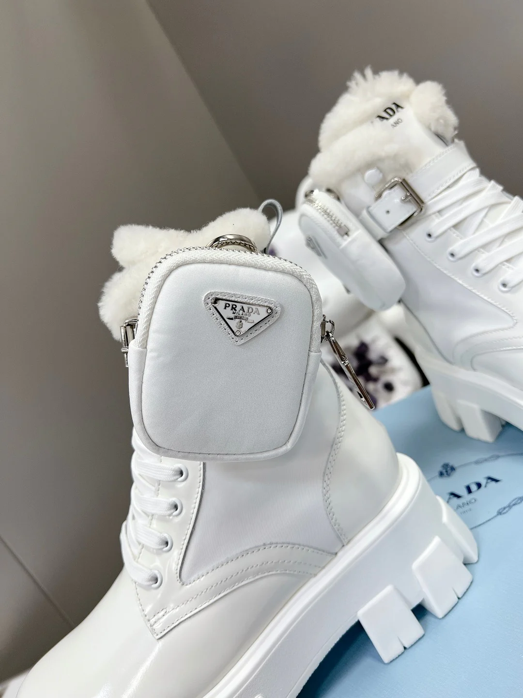 Chanel - Новинка ранней весны 2022 года - Высокие повседневные туфли с зубчатым ремешком - Белые