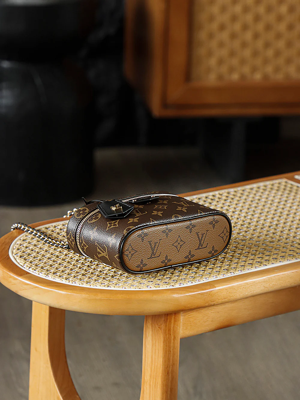 LV-m47125-vanity-chain-pouch handbag-classic monogram