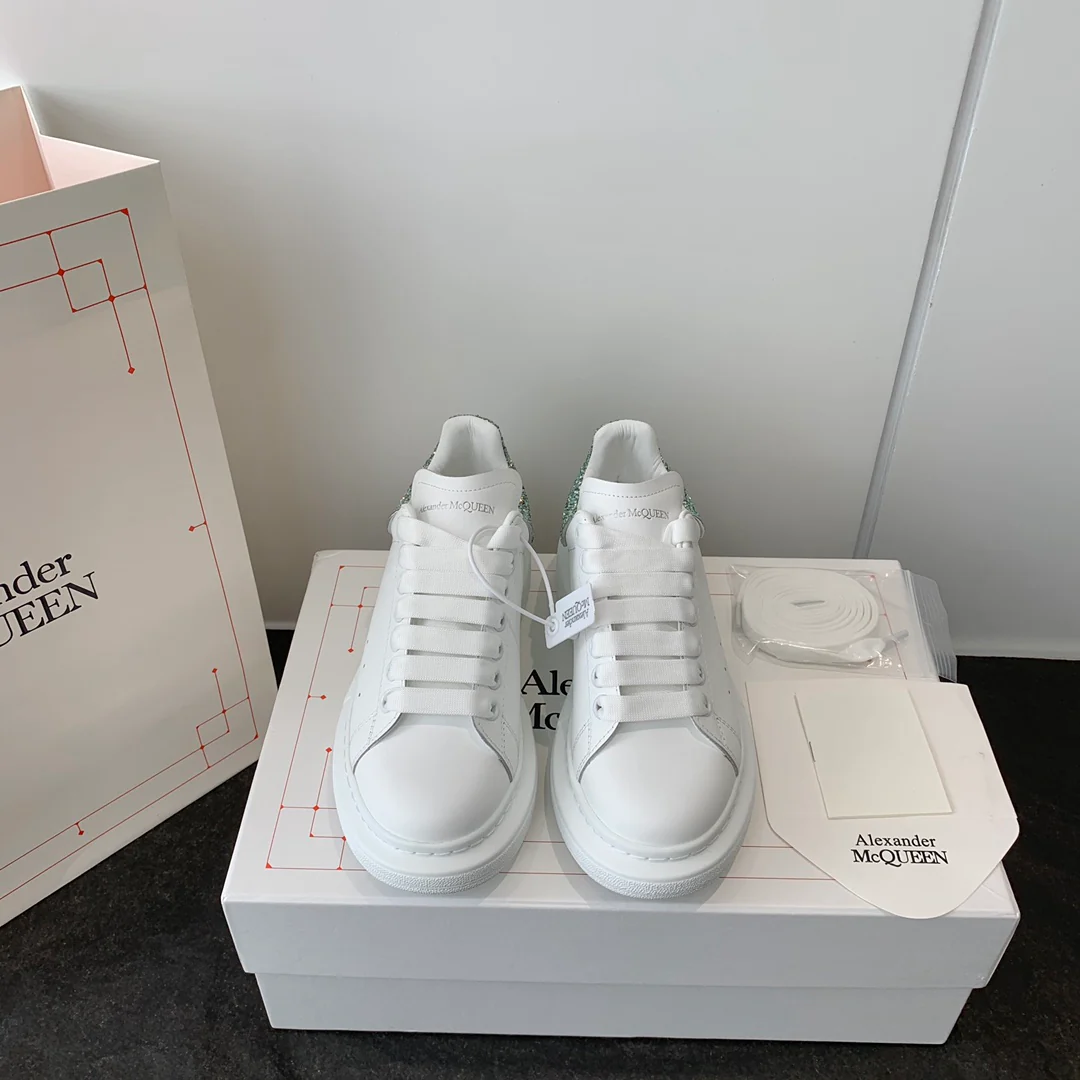 Классические белые кроссовки McQueen - ярко-розовая пятка - зеленые