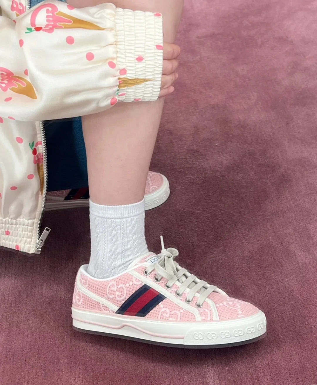 Новые поступления коллекции Gucci весна/лето 2023 - Классическая коллекция 1977 года - Туфли из парусины - Парный стиль - Фотографии в одежде