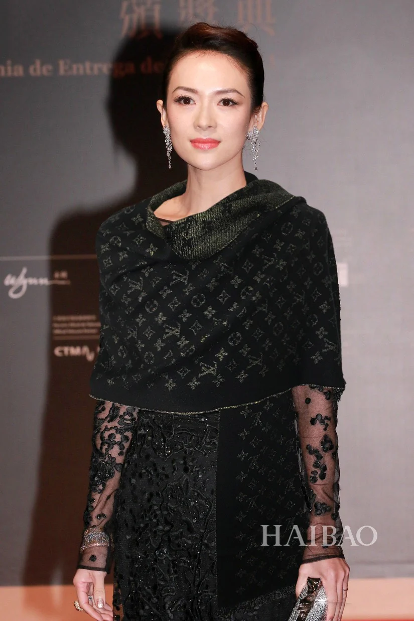 Кашемировый шарф Louis Vuitton с золотистым мерцающим узором.